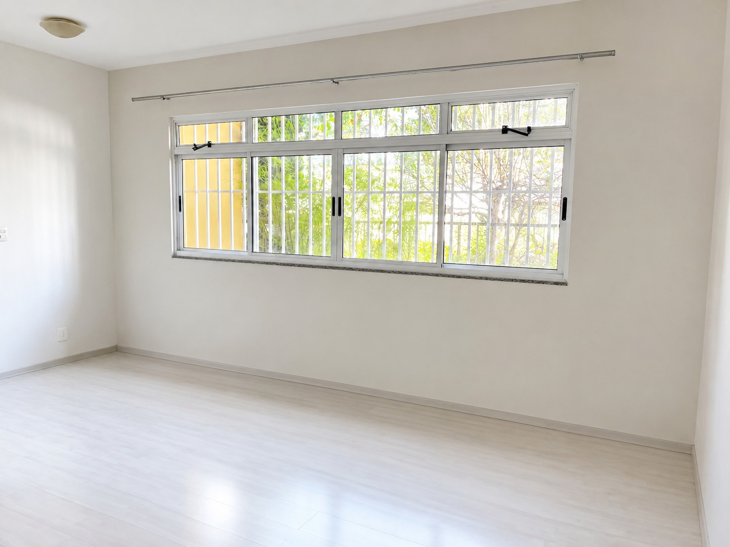 Uma sala ampla, clara e pronta para diferentes momentos.