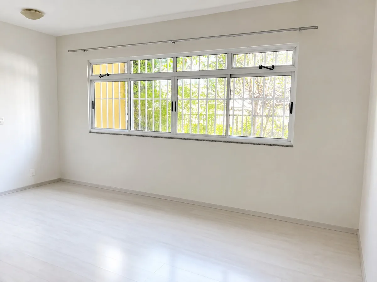 Sala para dois ambientes do apartamento de 3 quartos no Santa Rosa, com janelão de quatro módulos e luz natural.