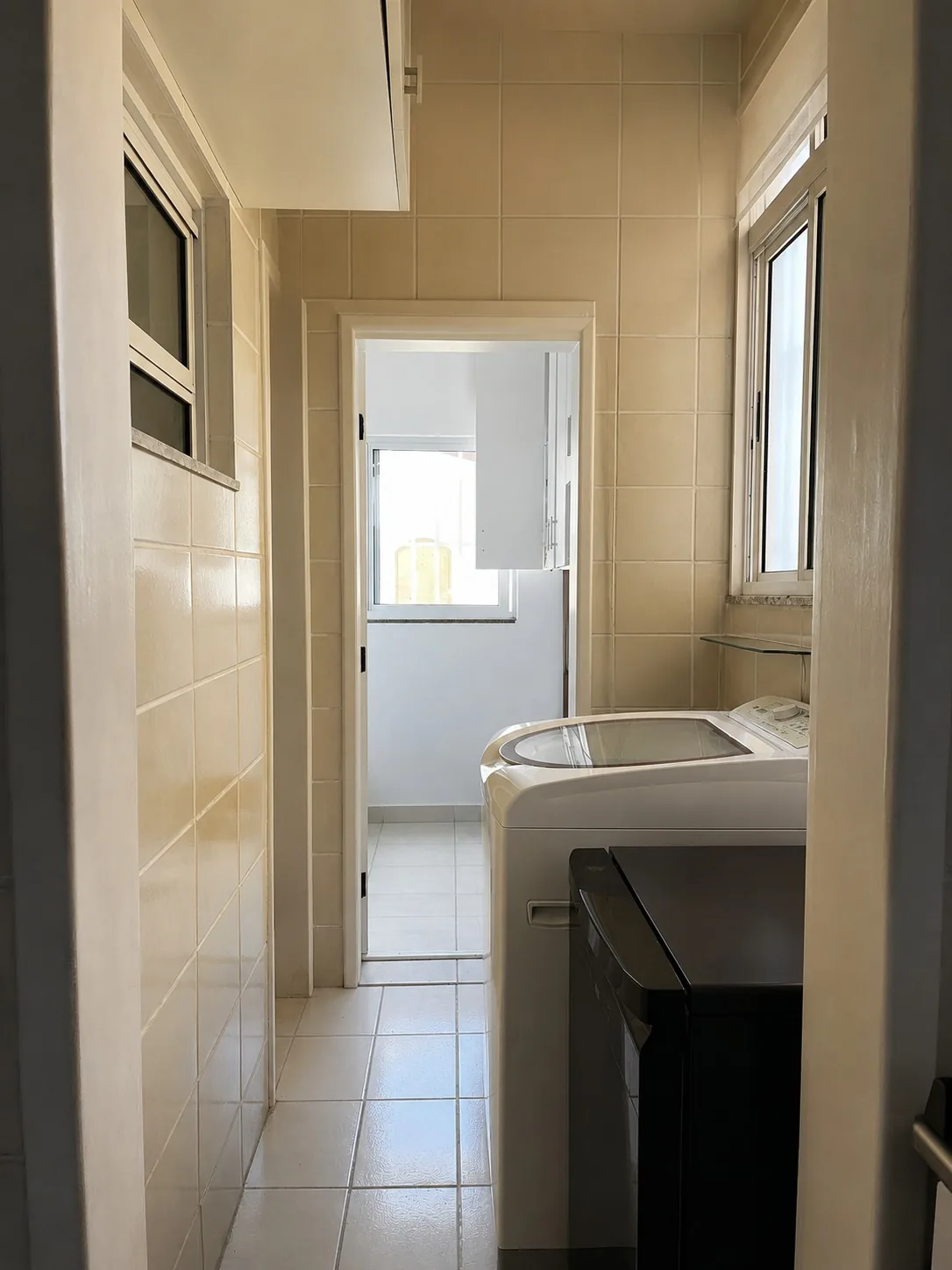 Área de serviço com janela ampla e luz natural do apartamento no Santa Rosa.