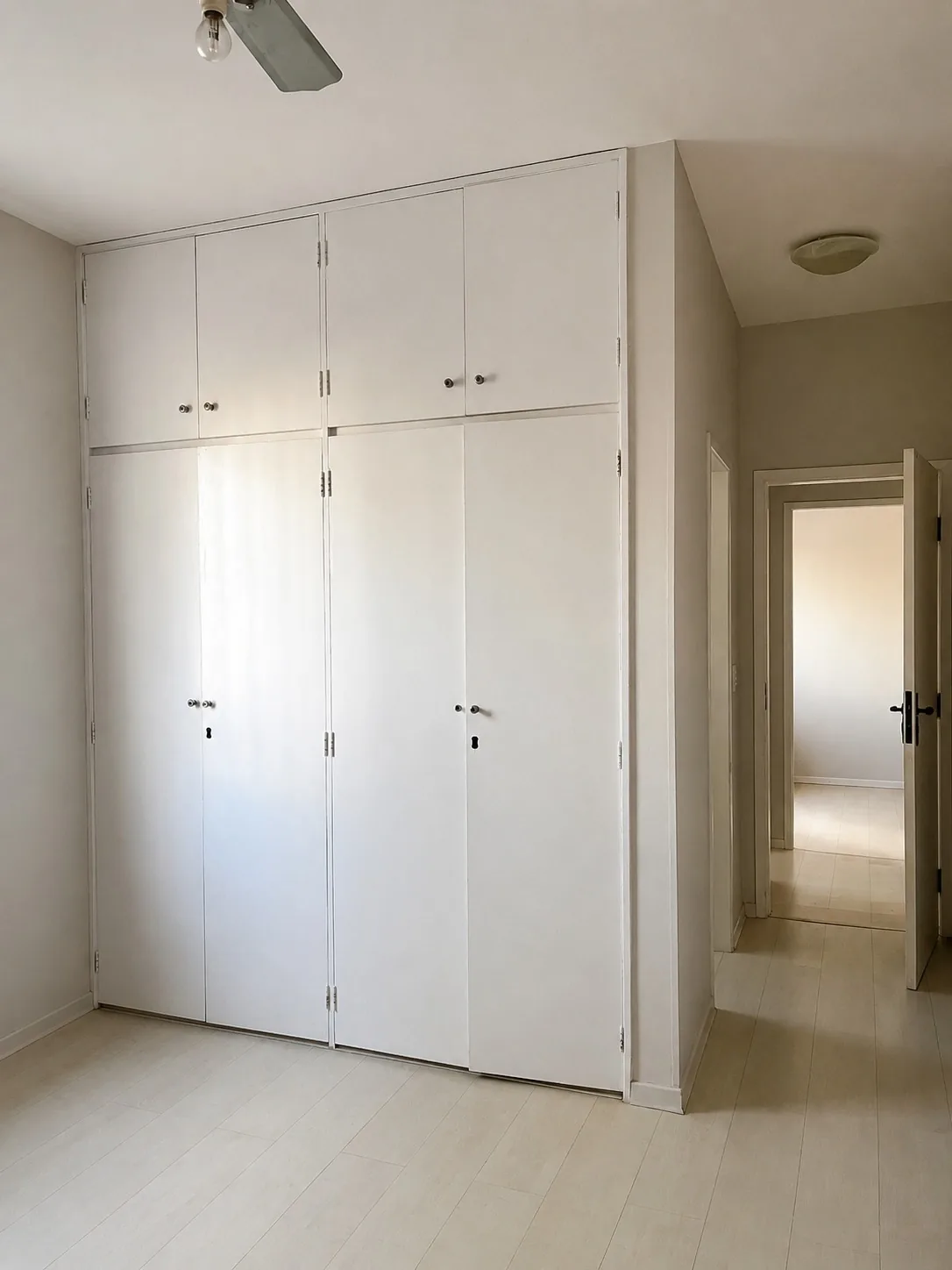 Quarto com armário embutido de piso a teto no apartamento de 3 quartos do Santa Rosa.