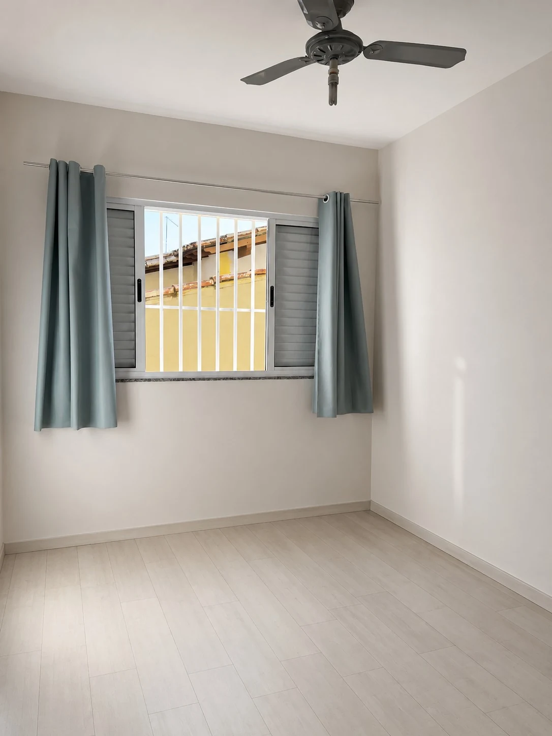 Quarto iluminado com janela de alumínio e piso claro.