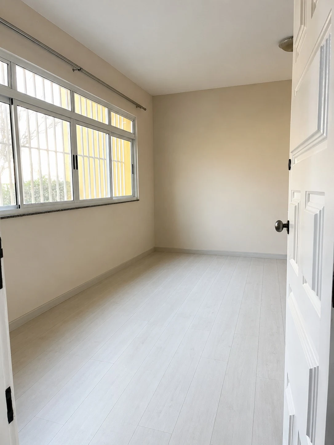 Segundo ângulo da sala com ampla entrada de luz natural.